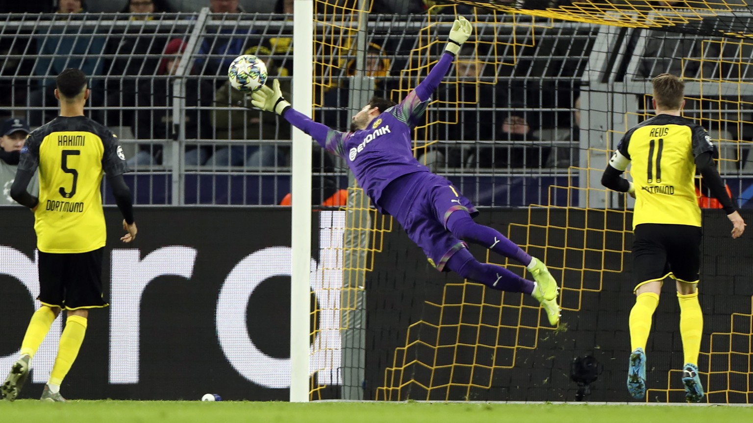 epa08061175 Dortmund&#039;s goalkeeper Roman Buerki (C) in action during the UEFA Champions League group F soccer match between Borussia Dortmund and Slavia Prague in Dortmund, Germany, 10 December 20 ...