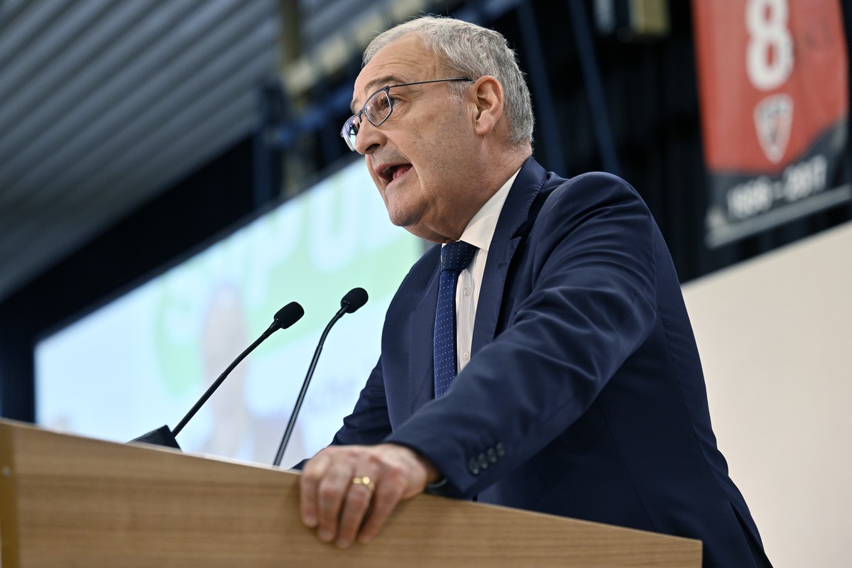 Bundesrat Guy Parmelin bei seiner Rede an der Delegiertenversammlung der SVP Schweiz in der Sporthalle Schachen in Aarau am Samstag, 12. Oktober 2024. KEYSTONE/Walter Bieri )