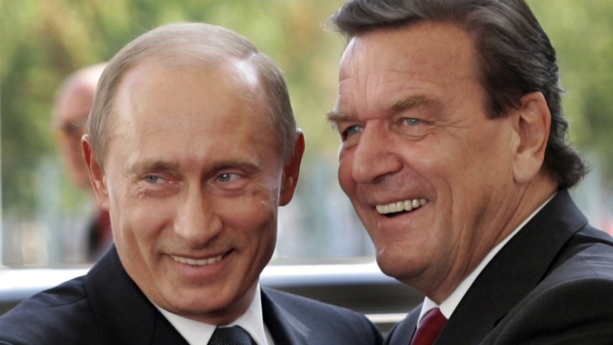 File--- File photo shows German Chancellor Gerhard Schroeder, right, welcoming Russia&#039;s President Vladimir Putin in Berlin, Germany, Thursday Sept. 8, 2005. Local officials with German Chancellor ...