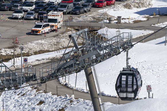 Ein Pollizei Einsatzfahrzeug steht bei der Talstation der Titlisbahnen der Gondelbahn Engelberg-Titlis Express, nach dem auf Truebsee eine Gondel der selben Bahn abstuerzte, am Mittwoch, 18. Maerz 202 ...