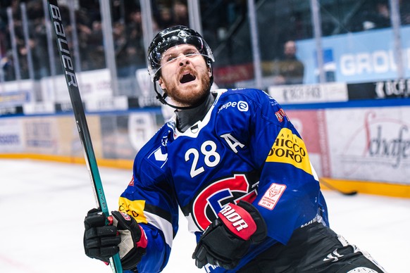 L?attaquant fribourgeois Christoph Bertschy, celebre son but du 1-0, lors du match du championnat suisse de hockey sur glace de National League entre le HC Fribourg-Gotteron, HCFG, et le SC Rapperswil ...