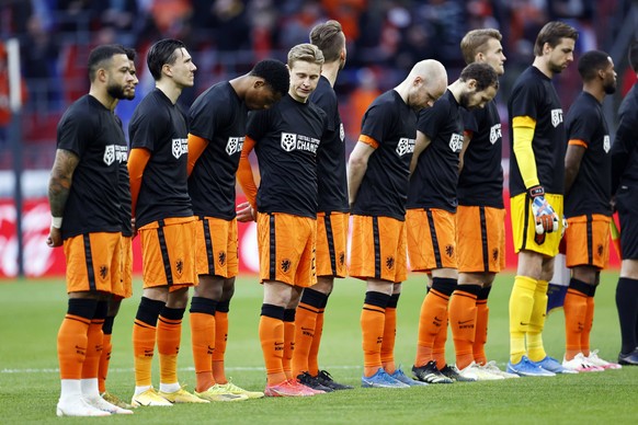 epa09101734 Players of the Dutch national team wear shirts reading &#039;Football Supports Change&#039; before the FIFA World Cup 2022 qualifying match between the Netherlands and Latvia at Johan Crui ...