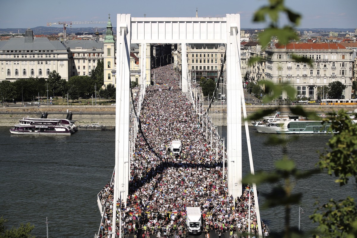 Participants in the Pride march cross the Elisabeth Bridge in Budapest, Hungary, Saturday, June 28, 2025. (AP Photo/Rudolf Karancsi)
APTOPIX Hungary Pride March