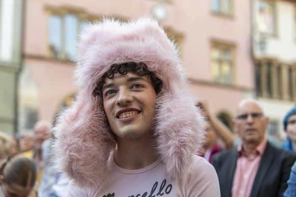 Nemo, Saenger und Sieger des Eurovision Song Contest, ESC, wird von der Stadt Biel offiziell empfangen, am Montag, 17. Juni 2024, in Biel. (KEYSTONE/Peter Schneider)