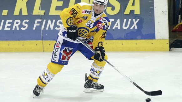 Davos&#039; Josef Marha, of Czech Republic, controls the puck, during the game of National League A (NLA) Swiss Championship between EHC Biel-Bienne and HC Davos, at the ice stadium Eisstadium Biel, i ...