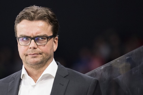 EHC Kloten Cheftrainer Pekka Tirkkonen waehrend dem Eishockey-Meisterschaftsspiel der National League zwischen den ZSC Lions und dem EHC Kloten, am Samstag, 30. September 2017, im Hallenstadion in Zue ...