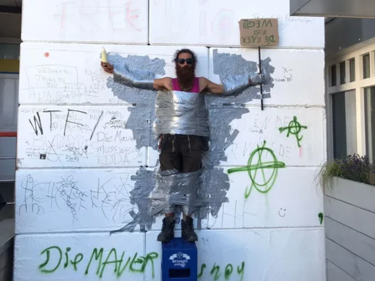 Der Brunnen «Dicke Wilhelmine» eingemauert. Die Punks wollen mit der Aktion Kritik an der baulichen Massnahme der Gemeinde üben.