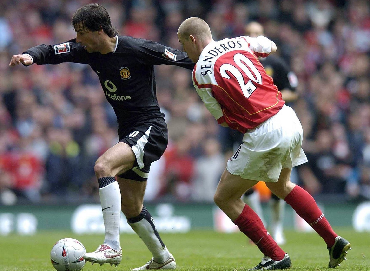 Manchester United&#039;s Ruud van Nistelrooy, left, controls the ball past Arsenal&#039;s Philippe Senderos during the FA Cup Final at the Millennium Stadium, Cardiff, Saturday May 21, 2005. (KEYSTONE ...