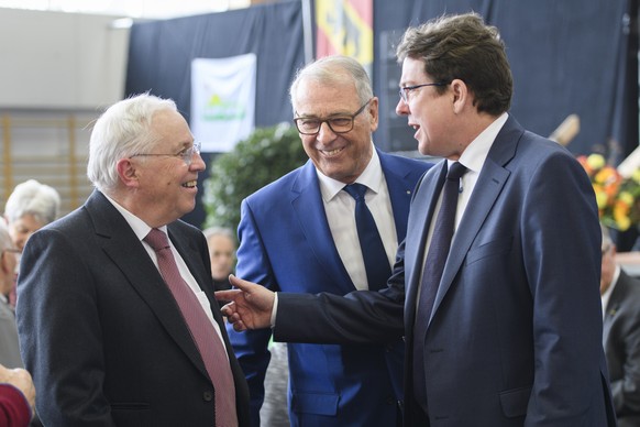 Nationalrat Albert Roesti, SVP-BE, rechts, spricht mit Alt Bundesrat Christoph Blocher, links, und Alt Bundesrat Adolf Ogi, Mitte, wahrend der Jubilaeumsfeier 100 Jahre SVP Kanton Bern am Samstag, 10. ...