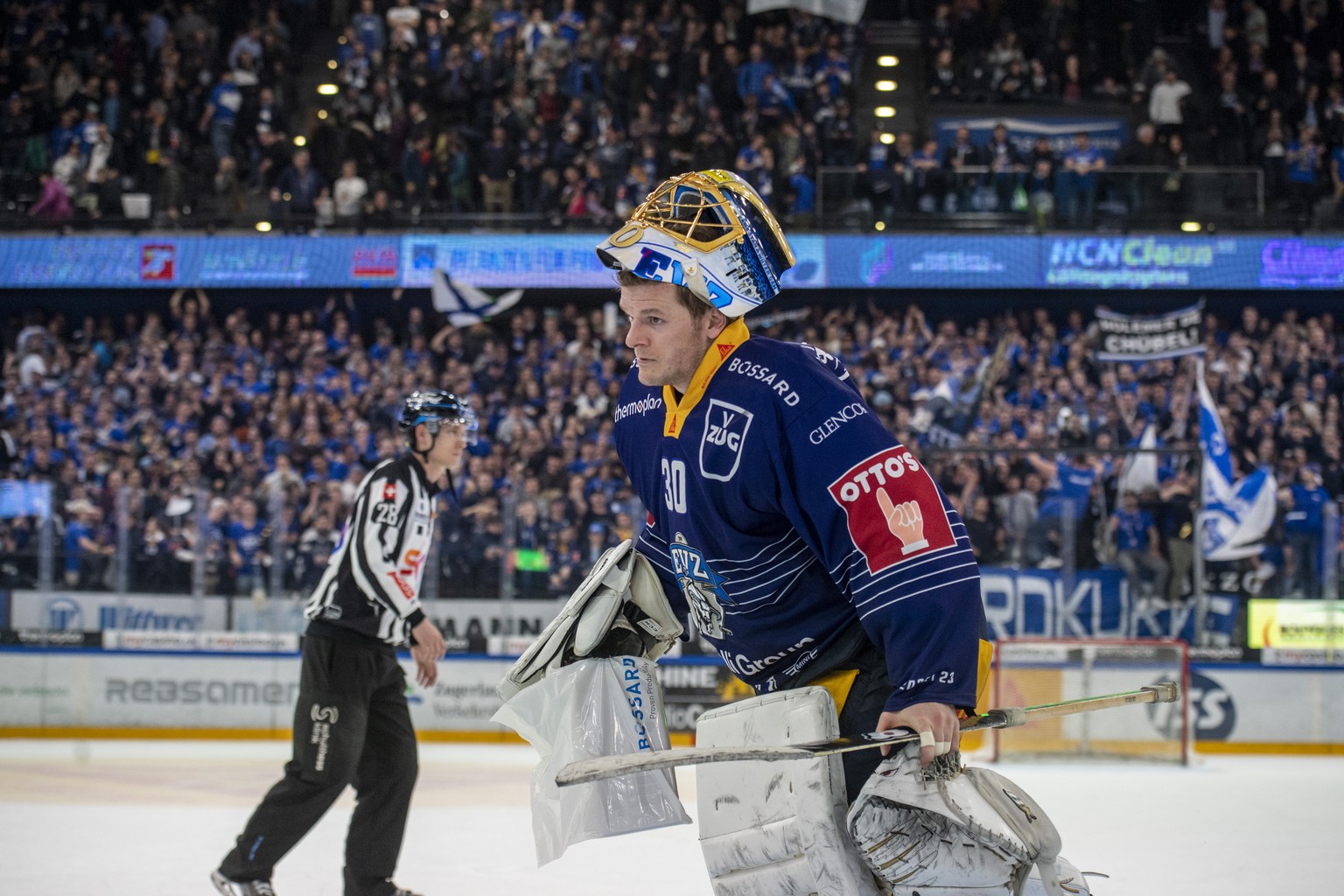 Torhueter Leonardo Genoni von Zug nach dem 4:3 Sieg beim Playoff Viertelfinal, Spiel 2, beim Eishockey Meisterschaftsspiel der National League zwischen dem EV Zug und den SC Rapperswil-Jona Lakers am  ...