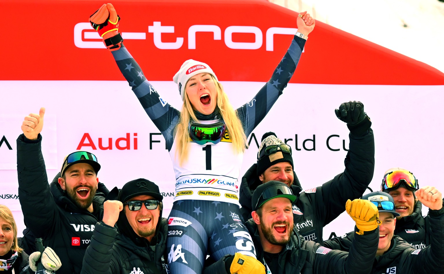 epa10395650 Mikaela Shiffrin of USA (C) and USA Alpine ski team celebrate victory during the Alpine Ski World Cup&#039;s Giant slalom Women in Kranjska Gora, Slovenia 08 January 2023. EPA/ALEN MILAVEC