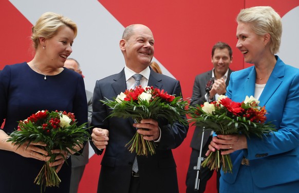 epa09490846 Top candidate of the German Social Democratic Party (SPD) Olaf Scholz (C), leading candidates of the SPD in Berlin Franziska Giffey, (L) and in Mecklenburg-Western Pomerania, Manuela Schwe ...