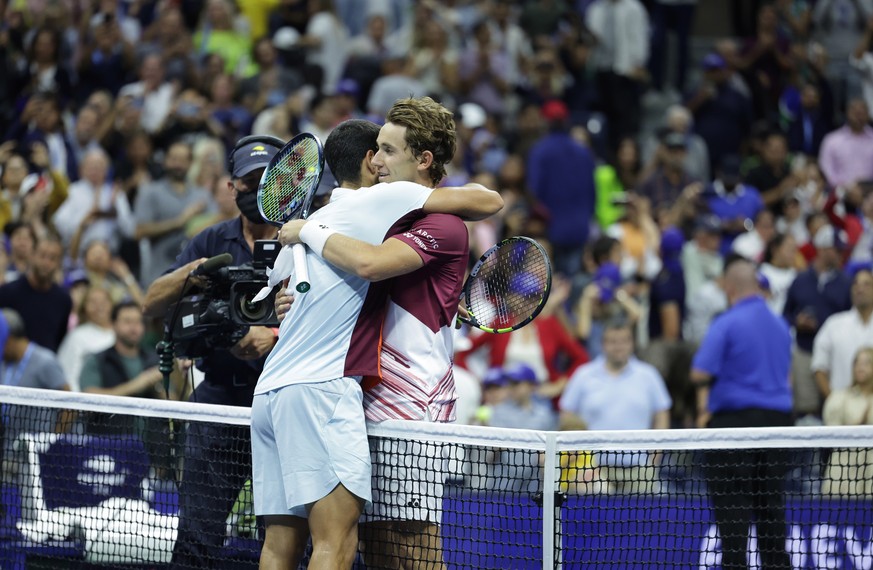 epa10179087 Carlos Alcaraz of Spain (L) and Casper Ruud of Norway at the net after the men&#039;s final match at the US Open Tennis Championships at the USTA National Tennis Center in Flushing Meadows ...