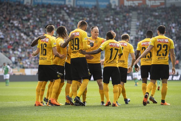 Die Berner jubeln nach dem 3:2 Tor beim Fussball Super-League Spiel zwischen dem FC St. Gallen und den BSC Young Boys aufgenommen am Sonntag, 8. April 2018, im Kybunpark in St. Gallen. (KEYSTONE/Ennio ...