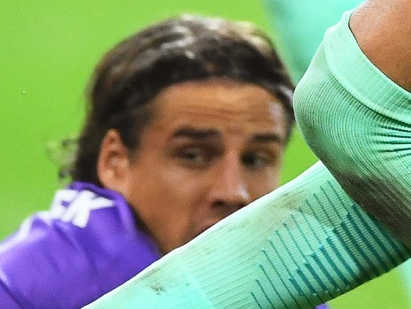 epa05560960 Barcelona's Gerard Pique (R) scores the winning goal against Moenchengladbach's goalkeeper Yann Sommer (L) during the UEFA Champions League group C soccer match between Borussia  ...
