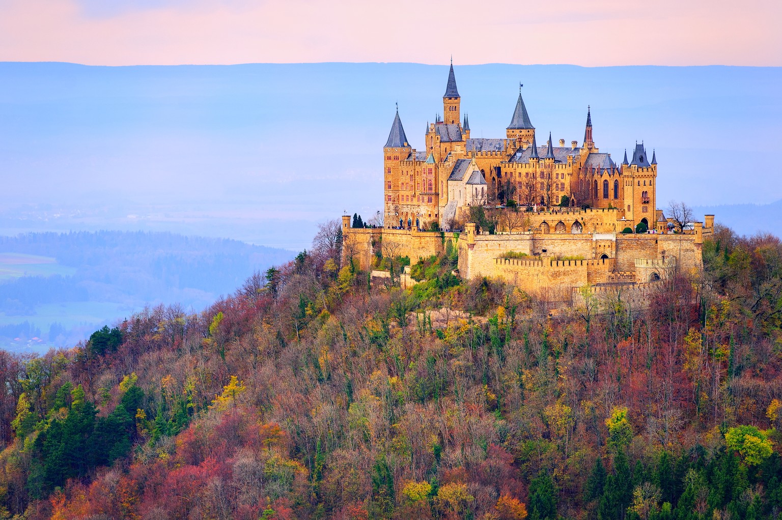 Burg Hohenzollern: Auch wenn keine Sonne, hier zeigt sich der Herbst von seiner schönsten Seite.