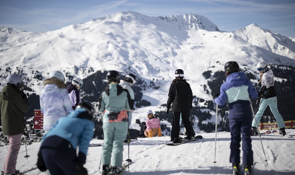 Menschen geniessen den Tag auf der Piste im Skigebiet Arosa Lenzerheide, am Montag, 5. Februar 2024, in Parpan. (KEYSTONE/Gian Ehrenzeller)