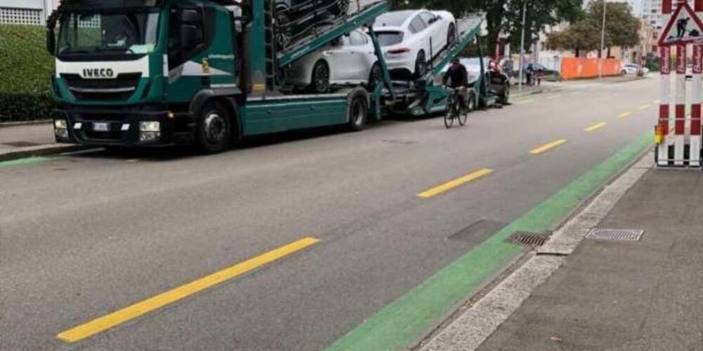 Bereits vor der offiziellen Eröffnung am Donnerstag sorgt die Velovorzugsroute an der Baslerstrasse für Ärger. Autos fahren reihenweise falsch in die Einbahnstrasse, die Beschilderung der neuen Wege s ...