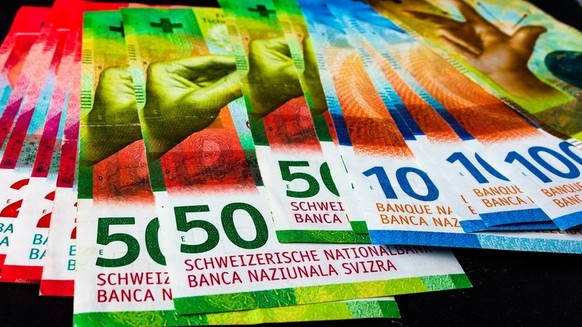 Schweizer Franken: Noten auf schwarzem Hintergrund.