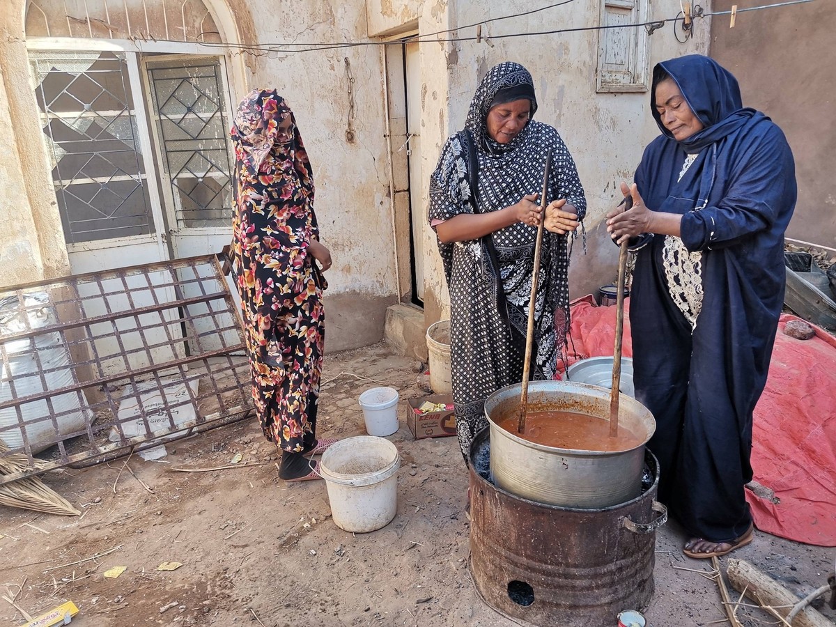 240205 -- OMDURMAN, Feb. 5, 2024 -- Volunteers cook food for free distribution in Omdurman, Sudan, Feb. 5, 2024. Sudan has been witnessing deadly clashes between the Sudanese Armed Forces SAF and the  ...