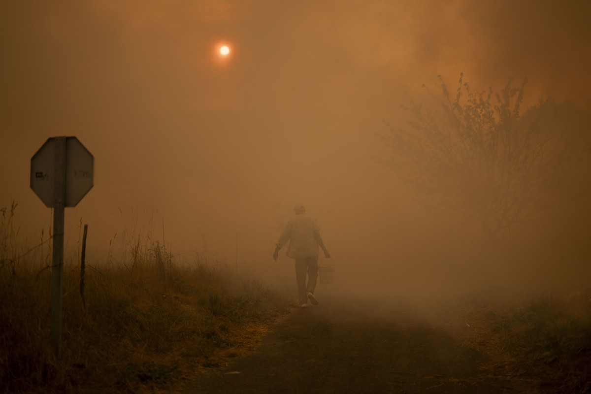 epaselect epa12307375 Local people battle a forest fire in Carballeda de Avia, Ourense, Galicia, north-western Spain, 17 August 2025. Multiple blazes continue to affect several provinces in Spain, aft ...