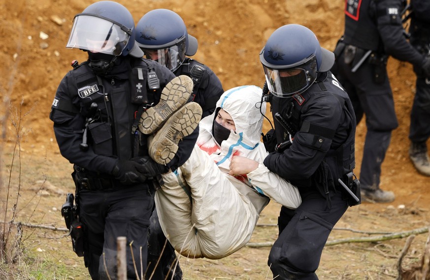 Erster Räumungstag im Ort Lützerath. Die ersten Schritte zur Räumung des Dorfes Lützerath sind angelaufen Die Polizei räumt erste Barrikaden, trägt Demonstranten weg und räumt die Zuwegungen zum Ortsk ...