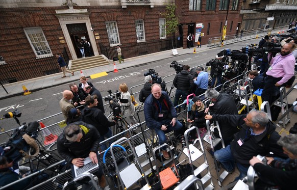 epa06686845 Media gather outside the Lindo Wing of St. Mary&#039;s hospital in London, Britain, 23 April 2018. Kensington Palace has announced that the Duchess of Cambridge is in the early stages of l ...