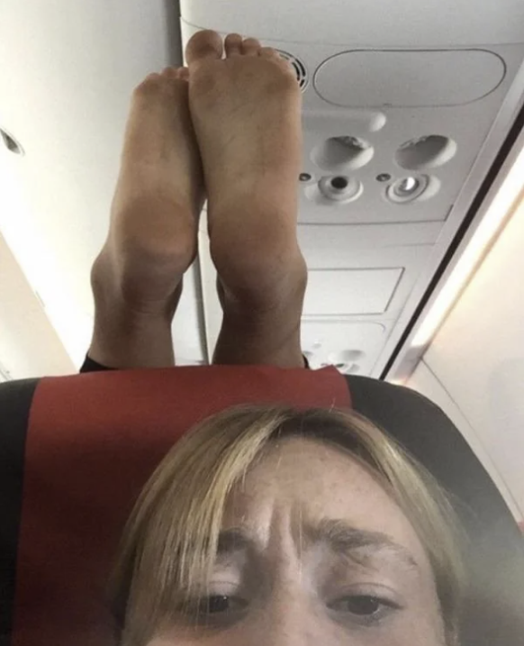Lustige Posen im Flugzeug zum Schlafen