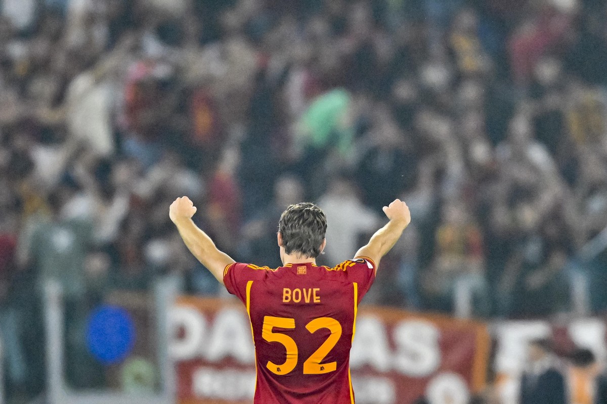 epa10941397 Roma's Edoardo Bove jubilates after scoring a goal during the UEFA Europa League group G soccer match AS Roma vs SK Slavia Prague at Olimpico stadium in Rome, Italy, 26 October 2023.  ...