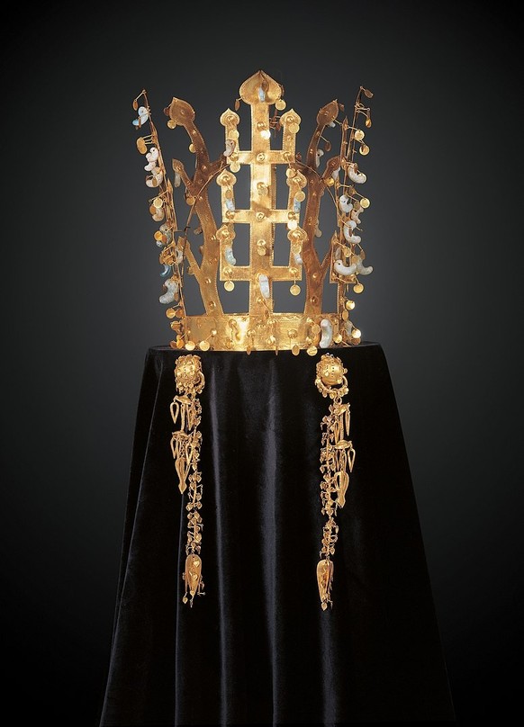 Silla-Krone By National Museum of Korea - http://www.museum.go.kr/program/relic/relicDetail.jsp?menuID=001005001001&amp;amp;relicID=4589&amp;amp;relicDetailID=19540&amp;amp;searchSelect=NAME&amp;amp;l ...