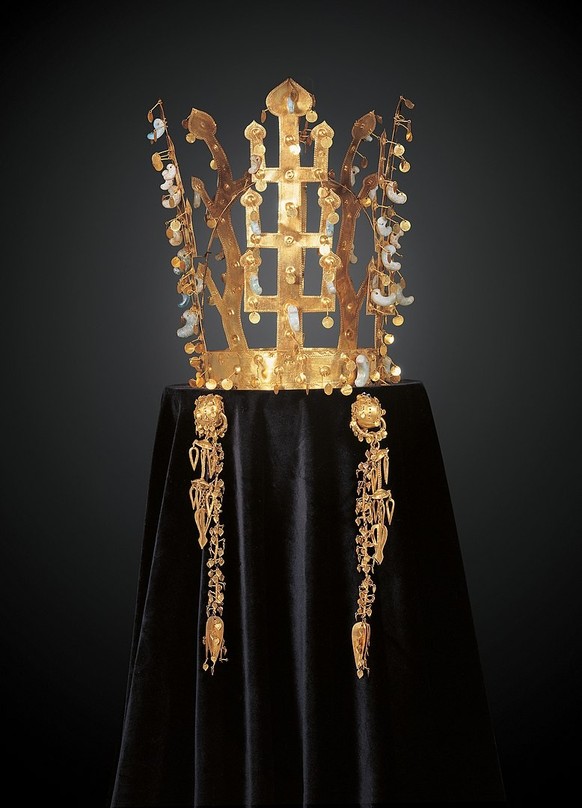 Silla Crown by National Museum of Korea - http://www.museum.go.kr/program/relic/relicDetail.jsp?menuID=001005001001&relicID=4589&relicDetailID=19540&searchSelect=NAME&l ...