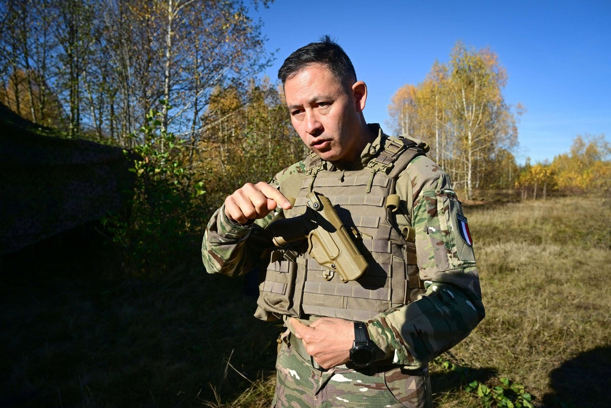 Le général Maxime Do Tran, commandant de la 7e brigade blindée, observe le champ de tir militaire de Bucium.