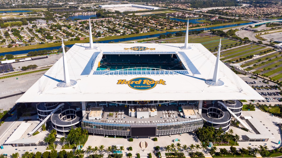 Das Hard Rock Stadium von aussen ...