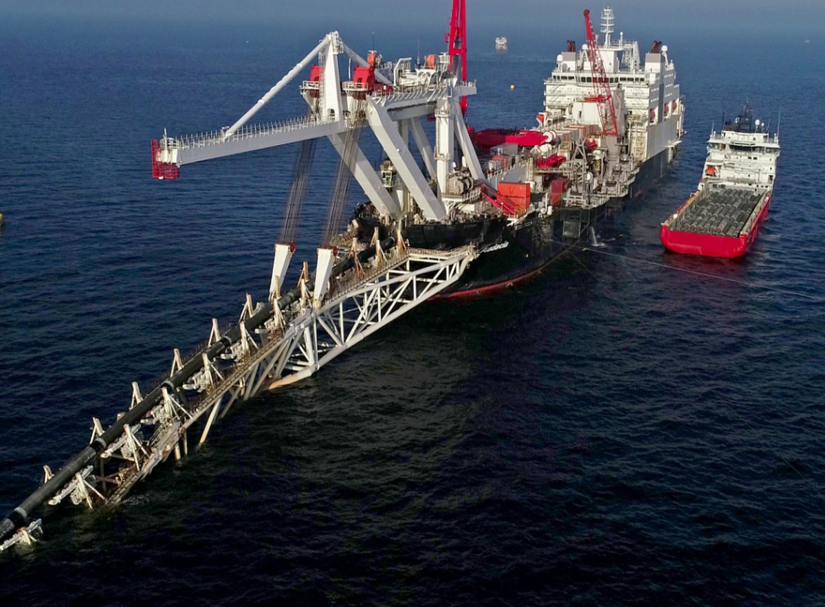 Das Verlegeschiff "Audacia" des Offshore-Dienstleisters Allseas mit Sitz in der Schweiz verlegt in der Ostsee vor der Insel Rügen Rohre für die Gaspipeline Nord Stream 2. (Archivbild)