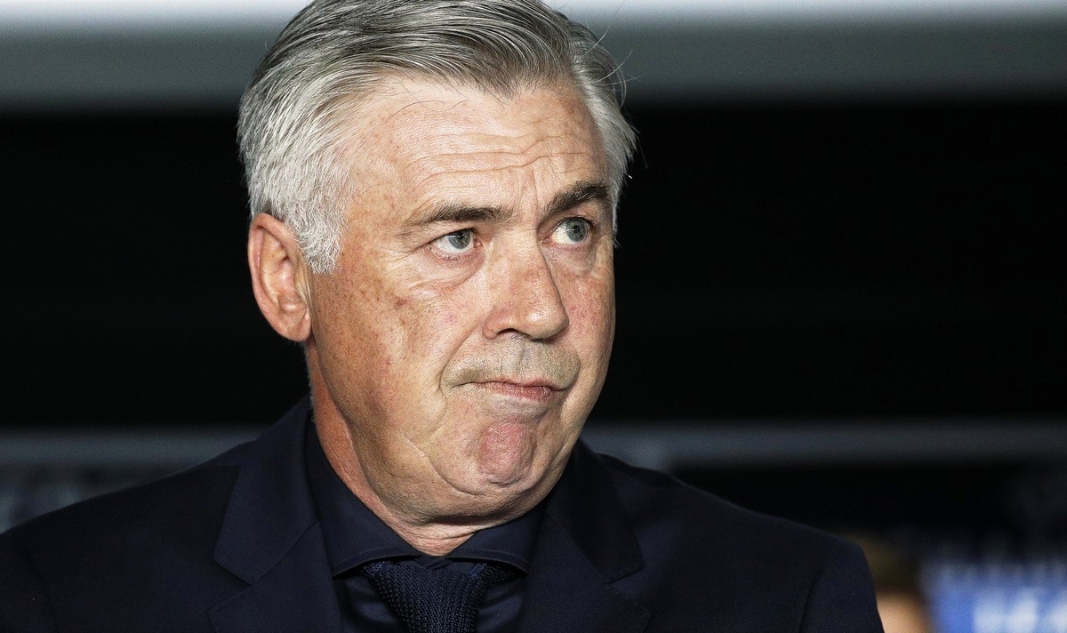 epa06231109 Bayern Munich's head coach Carlo Ancelotti reacts during the UEFA Champions League group B soccer match between Paris Saint-Germain and FC Bayern Munich at the Parc des Princes Stadiu ...