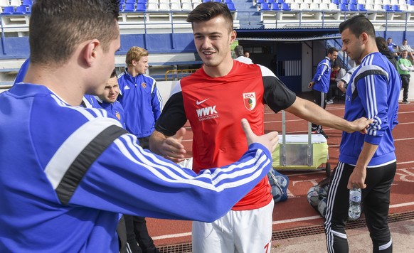 Neu-Augsburger Albian Ajeti trifft im Trainingslager in Marbella seinen alten FCB-Kollegen.
