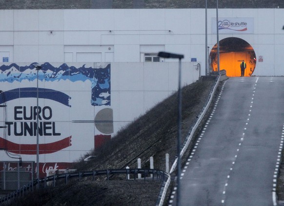 Ein Bahnangestellter auf der französischen Seite des Eurotunnels bei Calais