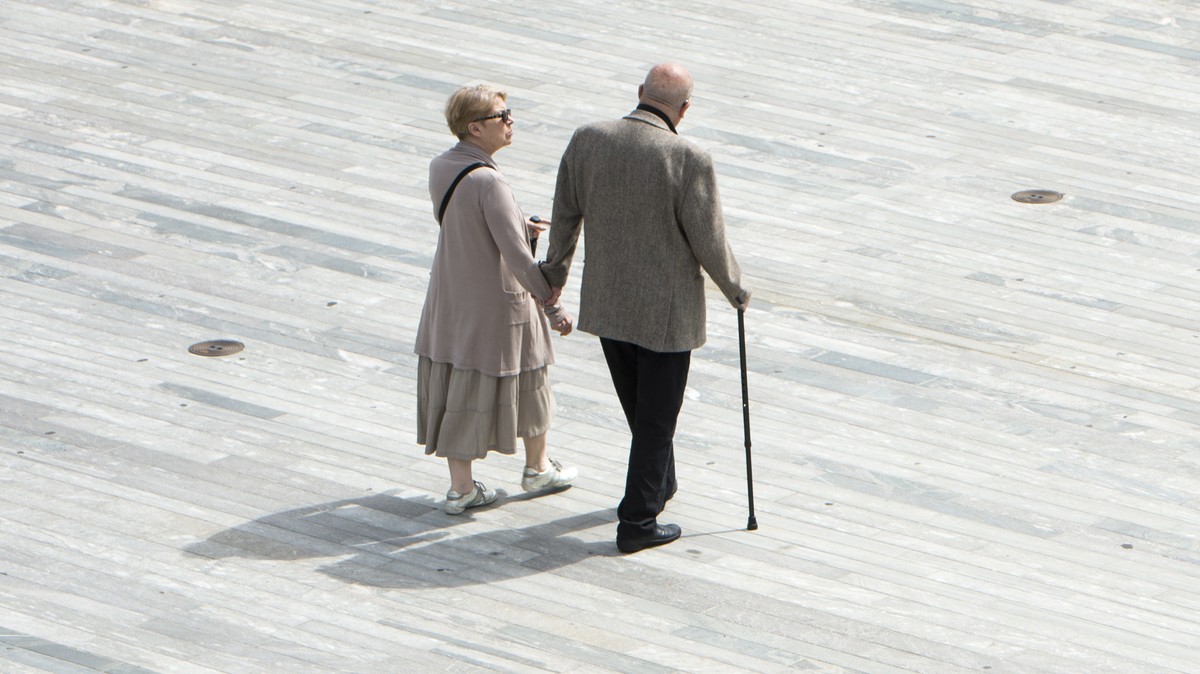 ARCHIV --- ZUM DER VOM BUNDESRAT GEPLANTEN EINSCHRAENKUNG DES PENSIONSKASSEN-VORBEZUGS STELLEN WIR IHNEN FOLGENDE BILDER ZUR VERFUEGUNG --- Ein Rentnerpaar passiert den Sechselaeutenplatz vor der Medi ...