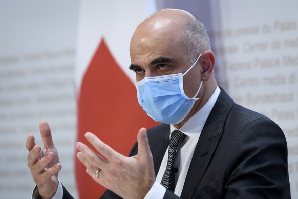 Bundesrat Alain Berset spricht an einer Medienkonferenz zum aktuellen Stand der Coronapandemie, am Mittwoch, 3. Februar 2021, im Medienzentrum Bundeshaus in Bern. (KEYSTONE/Anthony Anex)