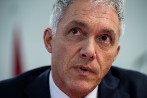 Bundesanwalt Michael Lauber spricht zu Medienvertretern waehrend einer Pressekonferenz in Lugano TI am Dienstag, 3. November 2015. (KEYSTONE/Ti-Press/Gabriele Putzu)