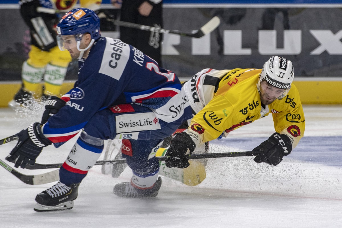 Marcus Krueger, links, vom ZSC im Spiel gegen Yanik Burren, rechts, von Bern beim Eishockey Meisterschaftsspiel in der Qualifikation der National League zwischen den ZSC Lions und dem SC Bern vom Sonn ...