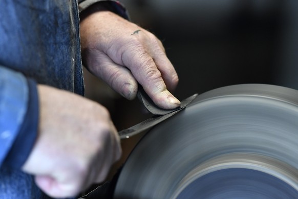 Manfred Schoder, Messerschmied, schleift ein Messer in seiner Werkstatt, am Donnerstag, 1. Maerz 2018, in Thun. Schoder betreibt das Familiengeschaeft in der Thuner Altstadt in vierter Generation. (KE ...