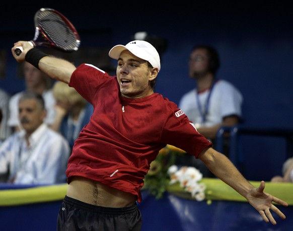 Stanislas Wawrinka from Switzerland returns a ball to Novak Djokovic from Serbia-Montenegro during their final Croatia Open ATP tour tennis match in Umag, Croatia, Sunday, July 30, 2006. Stanislas Waw ...