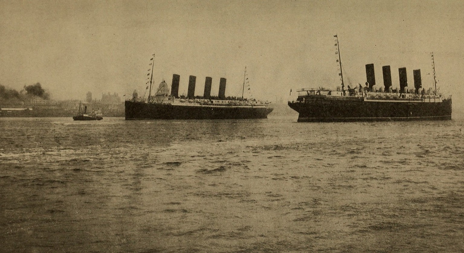 Die Lusitania (links) und die Mauretania (rechts) um 1911. Die beiden Schiffe der Reederei Cunard Line waren die grössten, schnellsten und luxuriösesten Ozeanschiffe ihrer Zeit.
https://commons.wikime ...