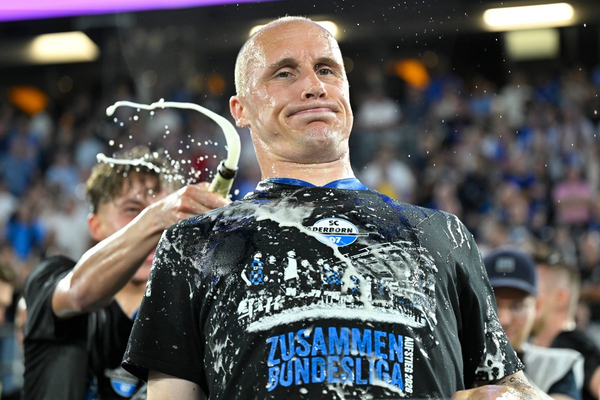 Paderborn, Home Deluxe Arena, 25.05.26, GER, Herren, Relegation, Saison 2025-2026, SC Paderborn 07 - VfL Wolfsburg Bild: Schlussjubel, Emotion, Freude bei Sven MICHEL Paderborn mit Bierdusche DFL regu ...