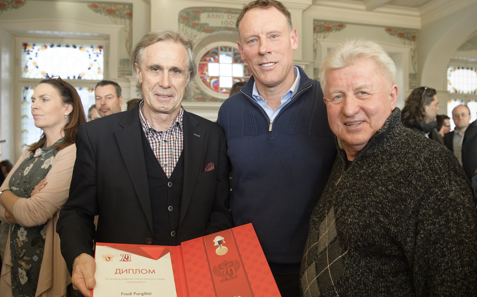 Fredi Pargaetzi, ehemaliger OK-Praesident, die kanadische Goalie-Legende Sean Burke sowie sein russisches Pendant Wladimir Semjonowitsch Myschkin, von links, posieren mit einer Urkunde der Freundschaf ...