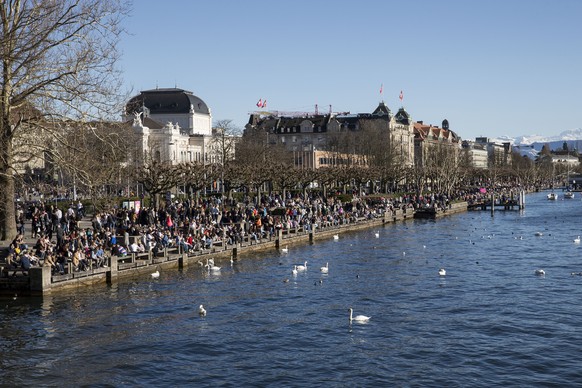 ARCHIVBILD --- ZUR MELDUNG VOM 20. MAERZ 2020, DASS DIE STADT ZUERICH WEGEN DEM CORONAVIRUS DAS GANZE SEEBECKEN SPERRT, STELLEN WIR IHNEN FOLGENDES BILDMATERIAL ZUR VERFUEGUNG --- Leute geniessen das  ...