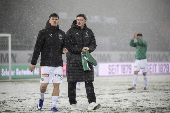 Hugo Vandermersch (SG), links, und Alessandro Vogt reagieren nach dem wegen Schneefall abgesagten Fussball Meisterschaftsspiel der Swiss Super League zwischen dem FC St. Gallen (FCSG) und dem FC Lugan ...