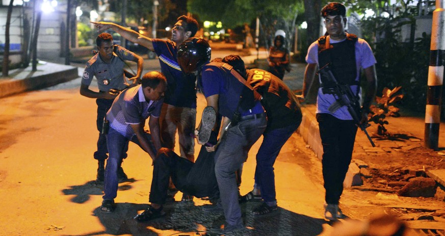 Sicherheitskräfte versorgen am 1. Juli in Dhaka ein Opfer des Angriffs.