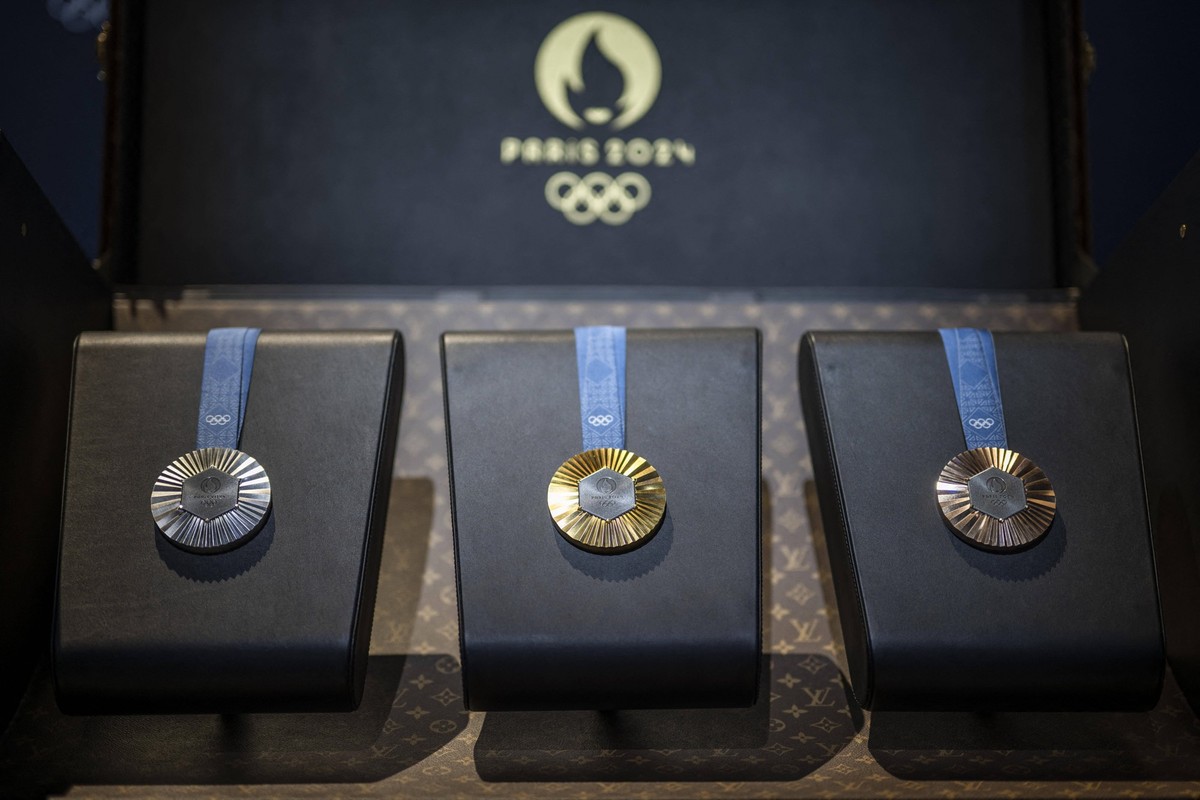 Sport Bilder des Tages Paris 2024 D-100 Media Day Event This pictures shows the olympics medals of the Paris 2024 Olympics in Paris, France on April 17, 2024. Photo by Eliot Blondet/ABACAPRESS.COM Par ...